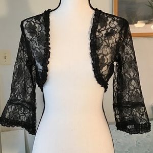 Cute 3/4 sleeves short top. S